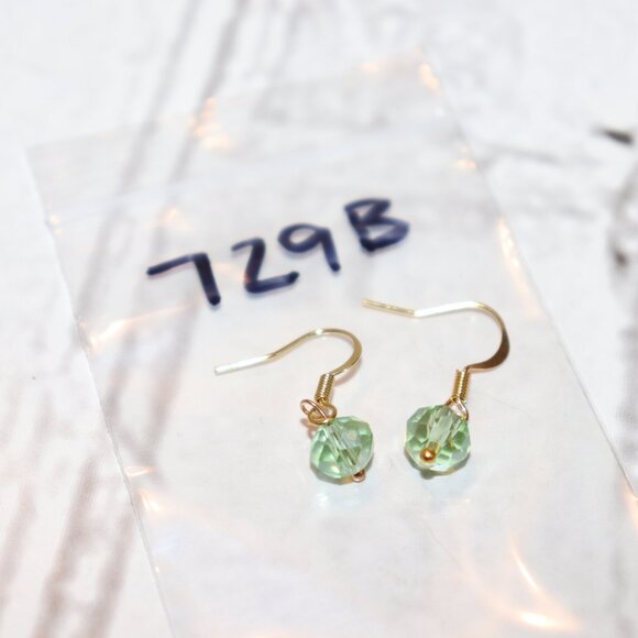 NWOT Gold and green Crystal dangle earrings 1" - Picture 2 of 5